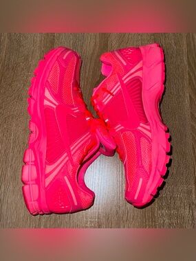 NWOB Nike Air Zoom Vomero 5 “Hot Punch” Men’s 11 Women’s 12.5